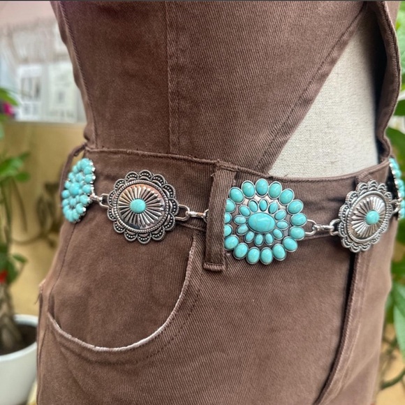 Vintage-Style Southwestern Concho Belt with Turquoise Stones - Picture 4 of 5